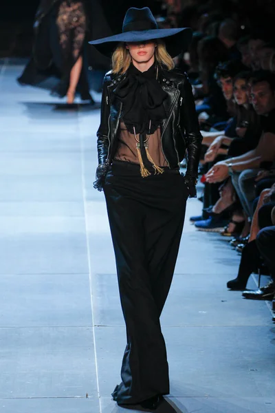 Look 16
